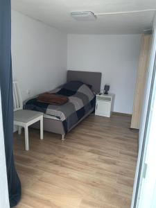 a bedroom with a bed and a table and a chair at Ferienwohnung Hoppe in Bad Münder am Deister