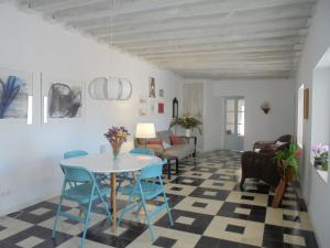 sala de estar con mesa y sillas en La Nube de San Miguel, en Cádiz