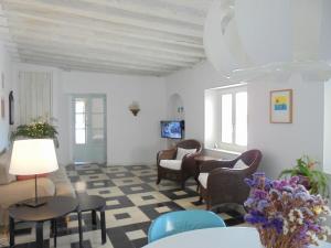 sala de estar con sillas, sofá y mesas en La Nube de San Miguel, en Cádiz