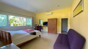 TV a/nebo společenská místnost v ubytování Palm Gardens Resort, Bang Saphan