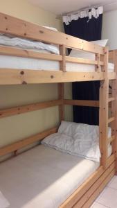 Ce lit superposé se trouve dans une auberge de jeunesse dotée d'un lit blanc. dans l'établissement Zonnehaven, à Blankenberge