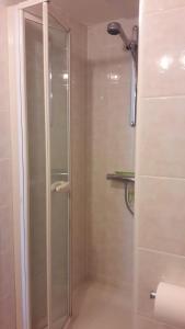 La salle de bains est pourvue d'une douche avec une porte en verre. dans l'établissement Zonnehaven, à Blankenberge