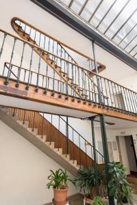 eine Treppe in einem Gebäude mit Pflanzen in der Unterkunft Hôtel des Tonneliers in Beaune