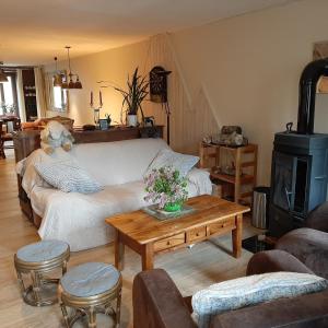 sala de estar con sofá y mesa de centro en Les chambres du Presbytère du Val en Valdeblore