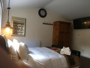 מיטה או מיטות בחדר ב-Woodland Cabin With private Wood-Fired Hot-Tub