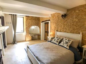 เตียงในห้องที่ Ermitage Crestet (Ventoux - Provence)