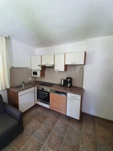 Kuchyňa alebo kuchynka v ubytovaní Haus Bergheimat