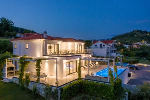 una vista aérea de una casa con piscina en Villa Elegance, en Sinj