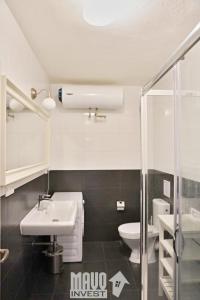 プラハにあるThe modern apartmentのバスルーム(洗面台、トイレ、シャワー付)