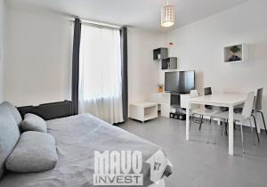 プラハにあるThe modern apartmentのベッドルーム1室(ベッド1台、テーブル、デスク付)