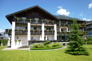 een gebouw met bloemen op de balkons bij Hotel Garni Schellenberg in Oberstdorf