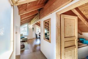 um quarto com uma porta de madeira e uma mesa em Appartments Bergluft em Malles Venosta