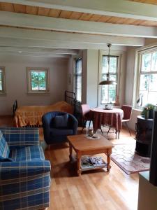 ein Wohnzimmer mit einem Sofa und einem Tisch in der Unterkunft Bed&Breakfast Oudeschans in Oudeschans