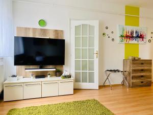 TV a/nebo společenská místnost v ubytování Kálvária Apartman Szeged