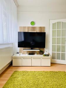 TV a/nebo společenská místnost v ubytování Kálvária Apartman Szeged