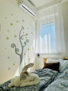 Postel nebo postele na pokoji v ubytování Kálvária Apartman Szeged