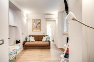 sala de estar con sofá y mesa en Novembre 152 Apartment en Roma
