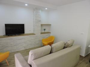 TV a/nebo společenská místnost v ubytování Apartments Lidus