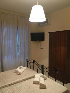 Televízia a/alebo spoločenská miestnosť v ubytovaní Casa vacanze, a due passi da Taormina (ME)
