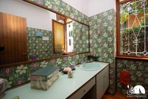 un bagno con lavandino e specchio di Villa Lydia a Padenghe sul Garda Altre 40 foto