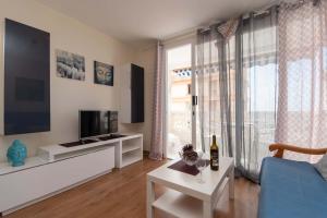 TV a/nebo společenská místnost v ubytování Playa Honda Lovely Home Las Americas -