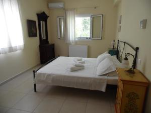 En eller flere senger på et rom på TheNi Olive Grove Villa