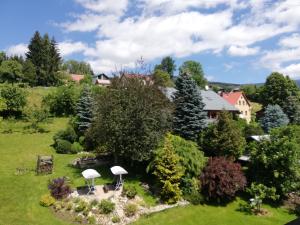 捷克布杰约维采Apartmány Hlava的花园的空中景致,配有两把白色遮阳伞