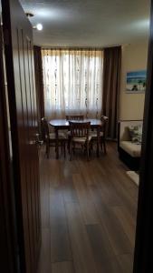 - une salle à manger avec une table, des chaises et un canapé dans l'établissement Apartment Feo, à Sandanski