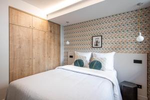Un pat sau paturi într-o cameră la NEW - Superbe 1 Bdr Appt - Design 60'S - Paris 15e