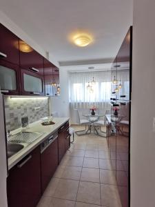 Una cocina con un fregadero y una mesa dentro. en Kvarner Sea View Apartment Rijeka, en Rijeka