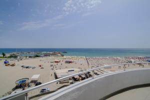 un balcone con vista sulla spiaggia di un condominio di Hotel Belona a Eforie Nord