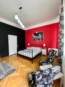 1 dormitorio con cama y pared roja en Casa Balcescu, en Brasov