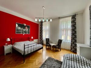 ブラショヴにあるCasa Balcescuの赤い壁のベッドルーム1室(ベッド1台付)