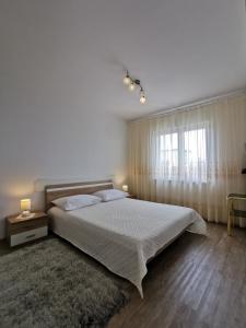 Un dormitorio con una cama grande y una ventana. en Kvarner Sea View Apartment Rijeka, en Rijeka