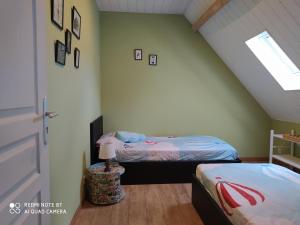 um quarto com 2 camas individuais num sótão em Gîte L'atelier em Civray-de-Touraine