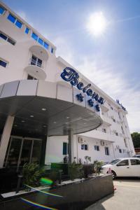 Hotel Belona في إيفوري نورد: فندق تقف امامه سيارة