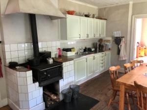 Kjøkken eller kjøkkenkrok på Vandrarhem Svänö