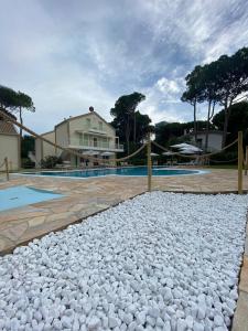 uma grande pilha de pedras ao lado de uma piscina em Le Dune Verdi em Lido di Jesolo