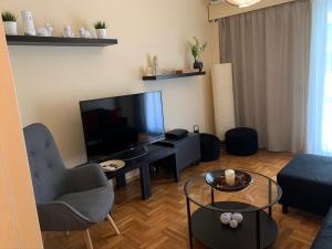 Posezení v ubytování Renovated cozy apartment near to Acropolis