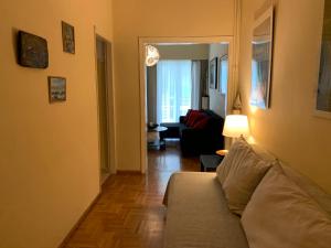 Posezení v ubytování Renovated cozy apartment near to Acropolis