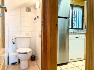 a bathroom with a toilet and a sink at Casa cómoda delante de la playa con vista al mar in Cambrils +30 photos