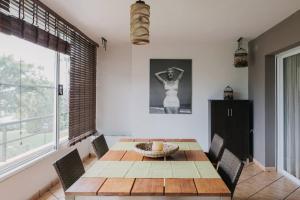 a dining room with a table and chairs at Apartamento luminoso cerca del mar y la montaña in Puzol