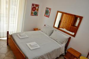een slaapkamer met een bed met twee witte handdoeken erop bij Central Holiday Home Sperlonga in Sperlonga
