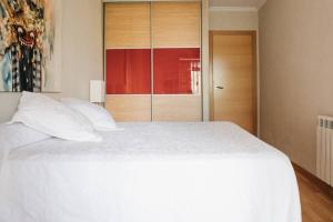 ein Bett mit weißen Laken und Kissen in einem Zimmer in der Unterkunft Apartamento luminoso cerca del mar y la montaña in Puzol + 46 Fotos