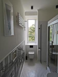 Apartament Podoficerski z sauną في بووافي: حمام مع مرحاض ونافذة