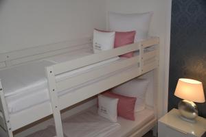 מיטה או מיטות קומותיים בחדר ב-Antike & Modern Deluxe 2 mit Terrasse