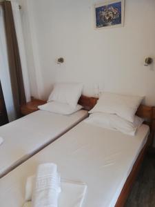 アギア・ガリニにあるStudio Giannisのベッド2台(白いシーツ、枕付)