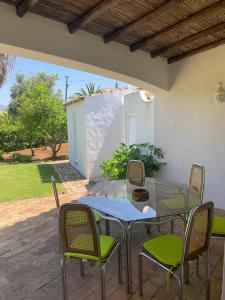 une table et des chaises en verre sur la terrasse dans l'établissement Villa Gwendolin, à Portimão