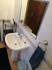 bagno con lavandino e specchio di Villa Gwendolin a Portimão