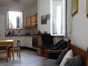 cocina con sofá y mesa en una habitación en IRMA Manarola, en Manarola